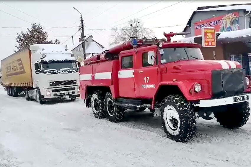 Надзвичайники Хмельниччини надали допомогу водію вантажівки, який застряг в снігу, утворивши затор