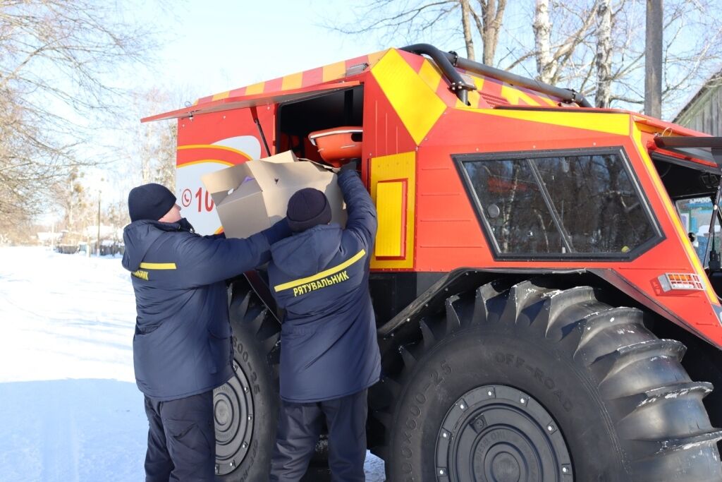 Рятувальники Чернігівщини снігоболотоходом доставили мешканцям сіл продукти першої необхідності