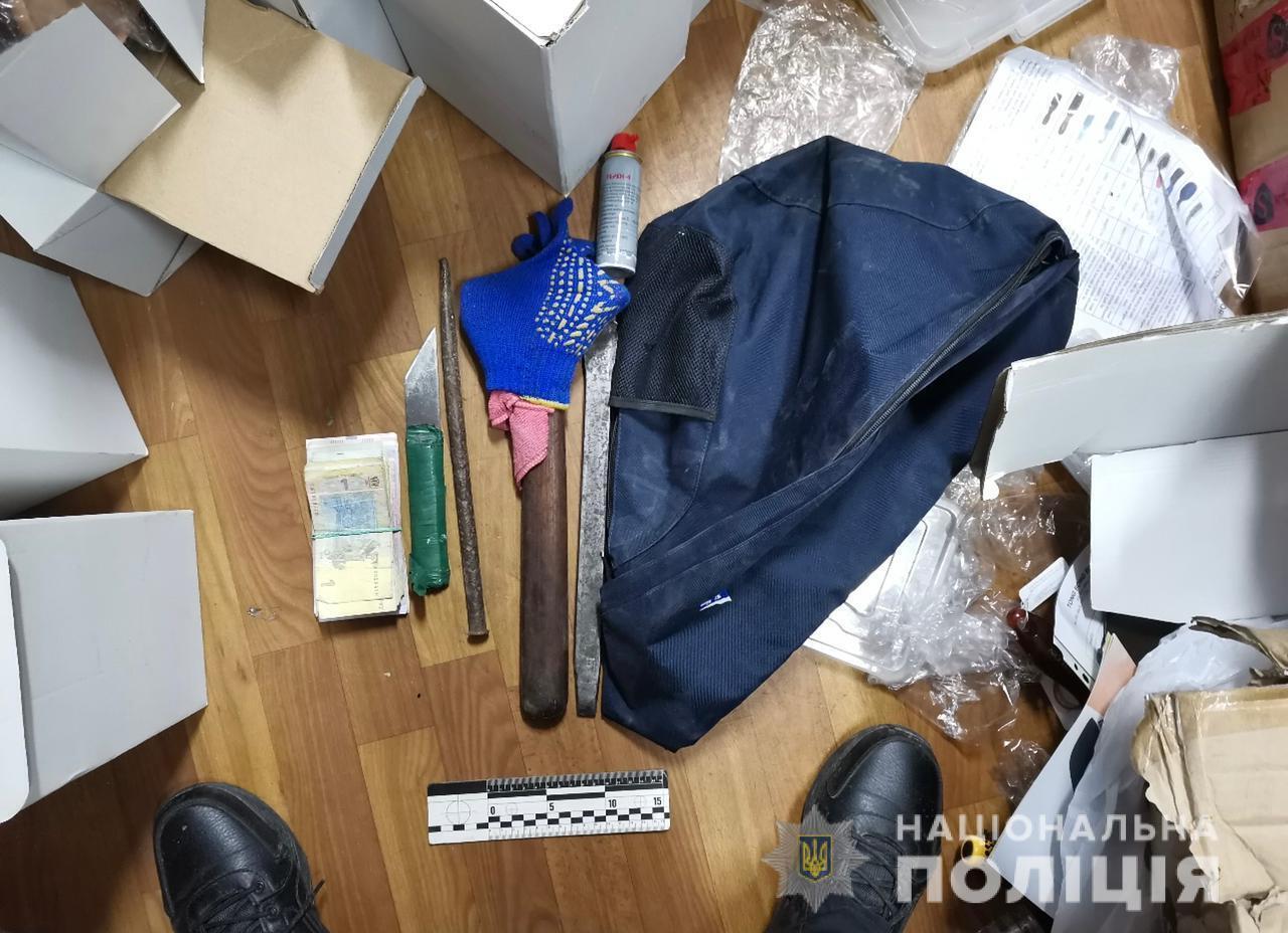 На одеському промтоварному ринку правоохоронці викрили трьох чоловіків, які намагалися винести зі складського приміщення сейф з грошима