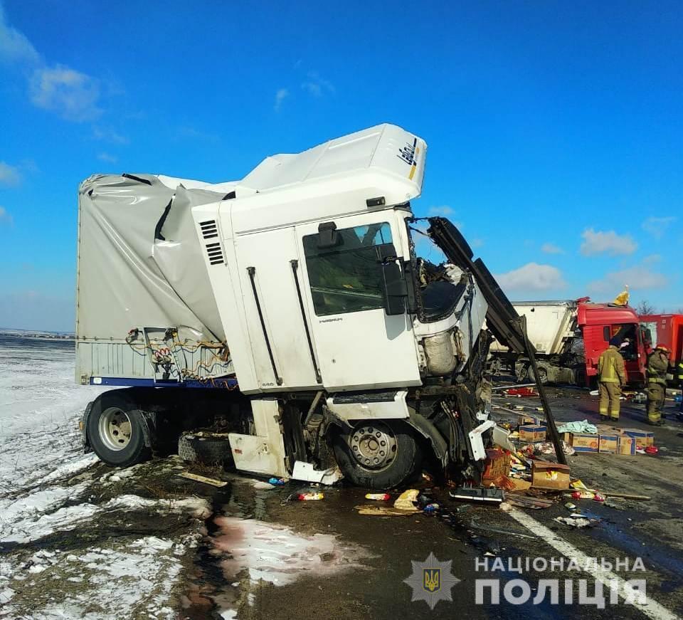 Поліцейські встановлюють обставини смертельної ДТП на трасі Одеса-Київ за участю двох вантажних автомобілів