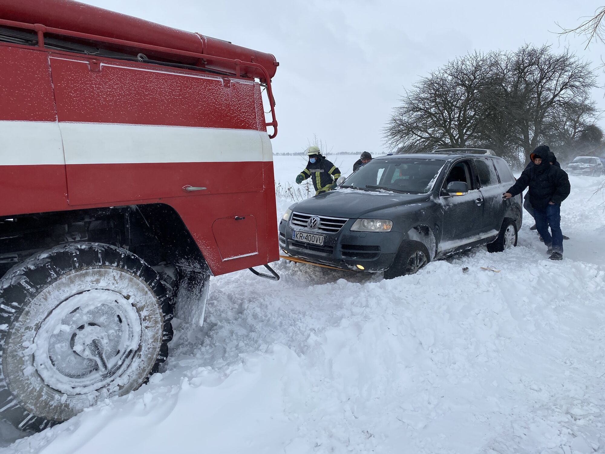 Київська область: із снігового полону рятувальники звільнили 5 авто, всередині яких були люди похилого віку, діти та вагітна жінка, і отримали публікацію-подяку