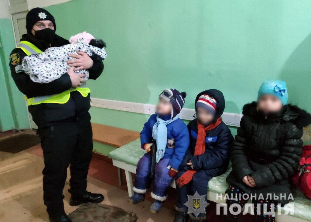 У Покровську поліцейські виявили чотирьох маленьких дітей, залишеними батьками вдома