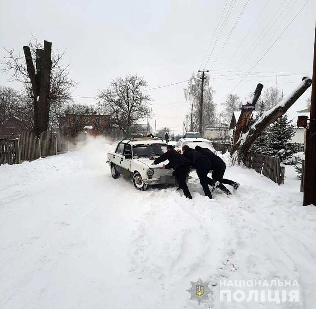 Поліцейські Житомирщини допомагають водіям у складних погодних умовах