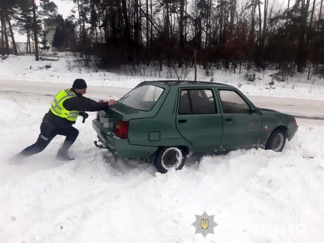 Поліцейські Житомирщини допомагають водіям у складних погодних умовах