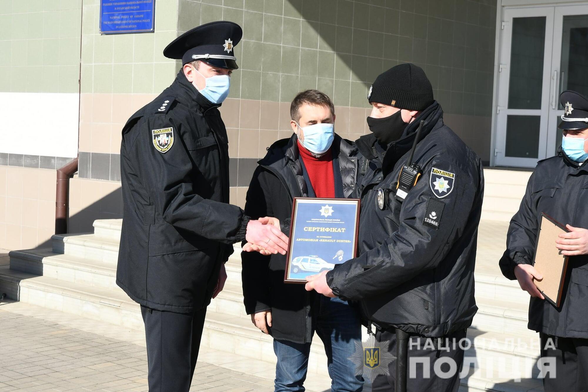 На Луганщині поліцейським офіцерам громади вручили ключі від службових автомобілів