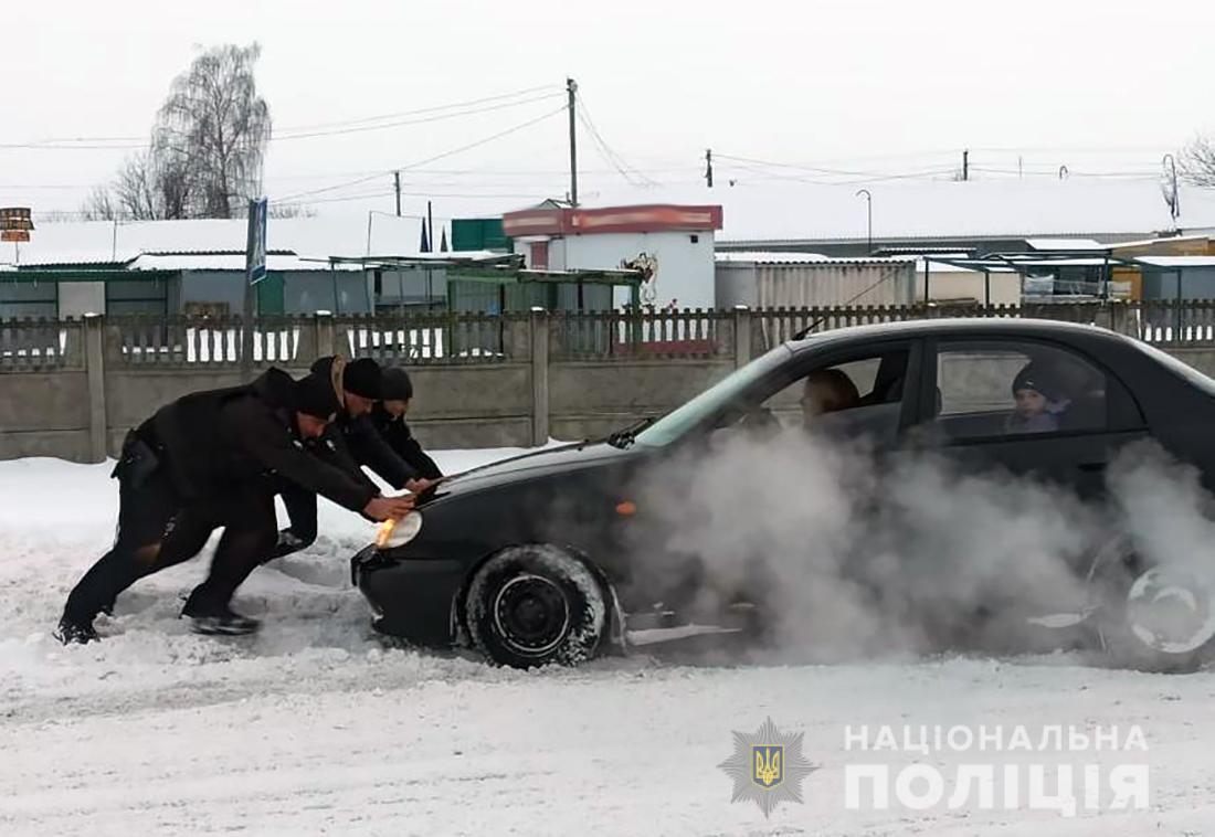 Поліцейські Житомирщини допомагають водіям у складних погодних умовах