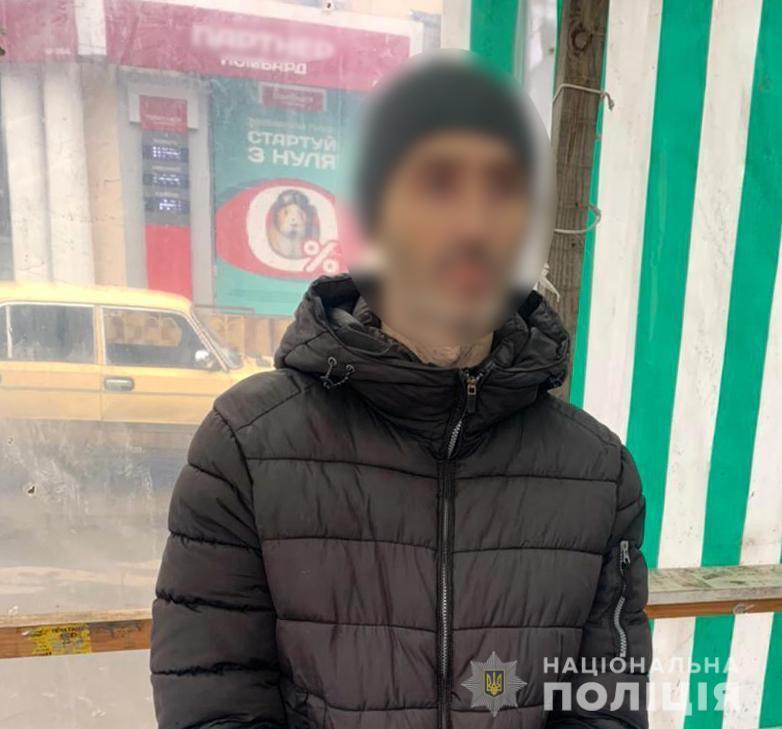 У Білгороді-Дністровському поліцейські затримали місцевого мешканця за підозрою у квартирній крадіжці