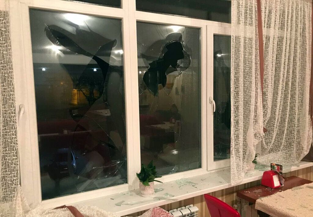 За фактом пошкодження вікон у кафе Курахового відкрито кримінальне провадження