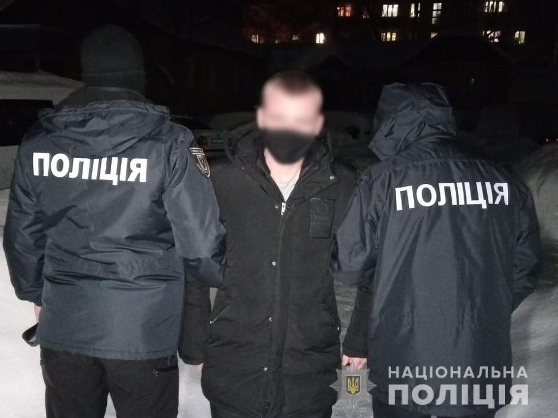 Чернігівські поліцейські затримали чоловіка, який намагався ошукати бабусю та пограбував її