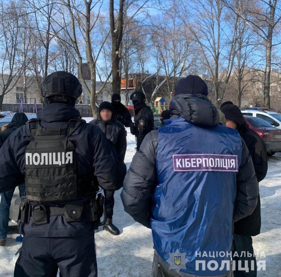 Столичні кіберполіцейські викрили зловмисників у інтернет-продажі неіснуючих автомобілів