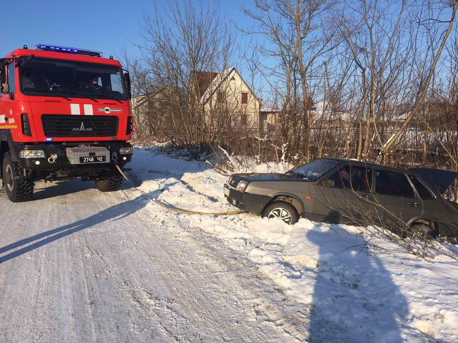 Волинська область: рятувальники вивільнили зі снігового замету рейсовий автобус та відбуксирували з небезпечних ділянок доріг 5 автомобілів
