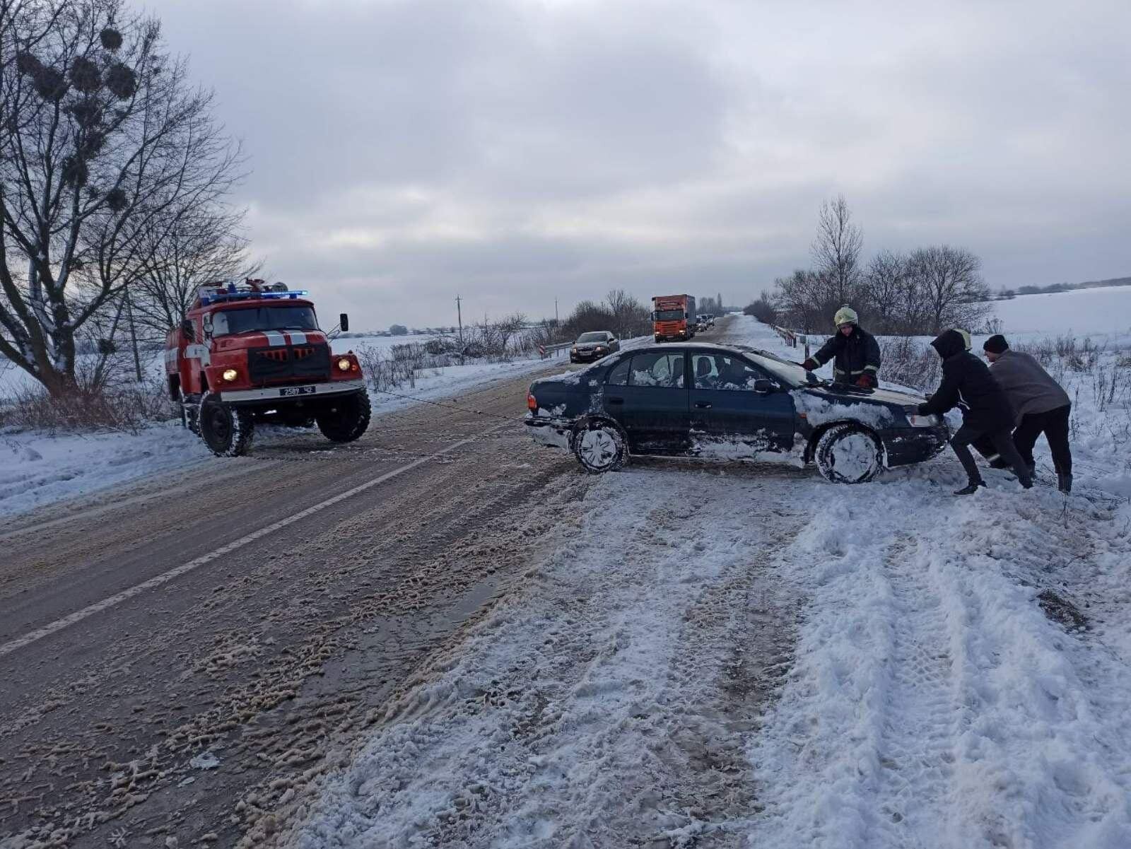 Волинська область: рятувальники вивільнили зі снігового замету рейсовий автобус та відбуксирували з небезпечних ділянок доріг 5 автомобілів