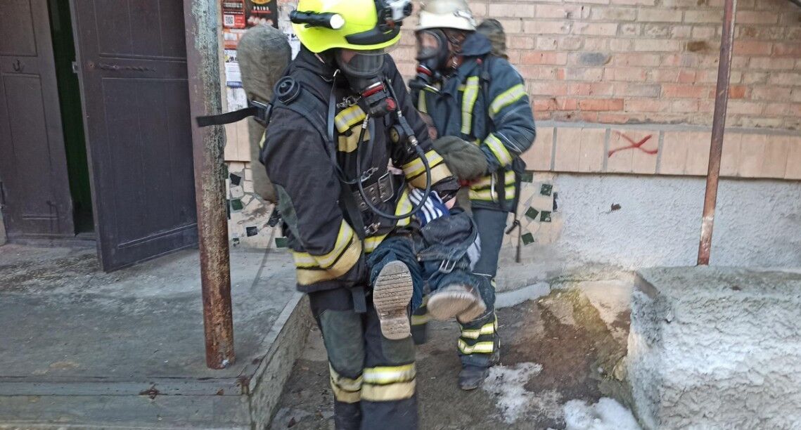 Кіровоградська область: вогнеборці врятували життя громадянину під час гасіння пожежі в підвалі багатоповерхівки