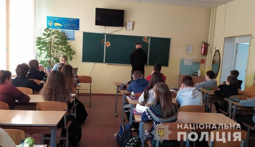 Поліцейські Одещини навчають дітей оминати небезпеки у віртуальному просторі