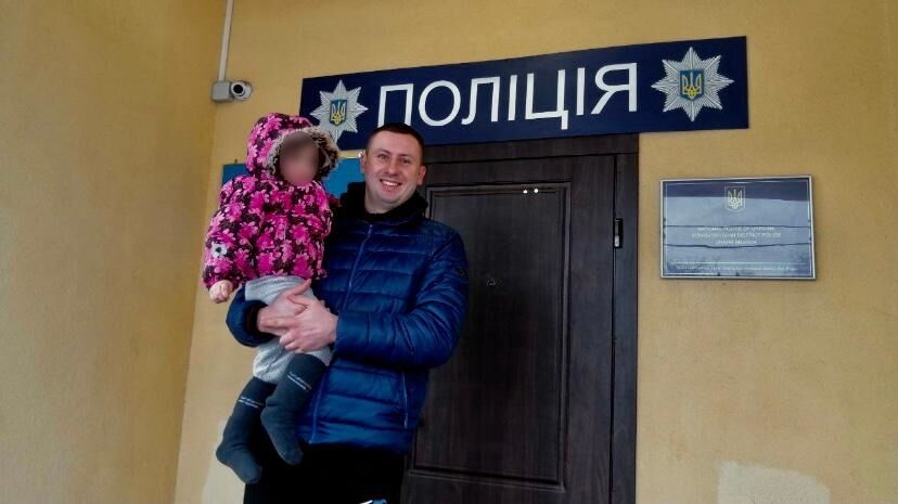 На Київщині поліцейські розшукали батьків 2-річної дівчинки, яка загубилася
