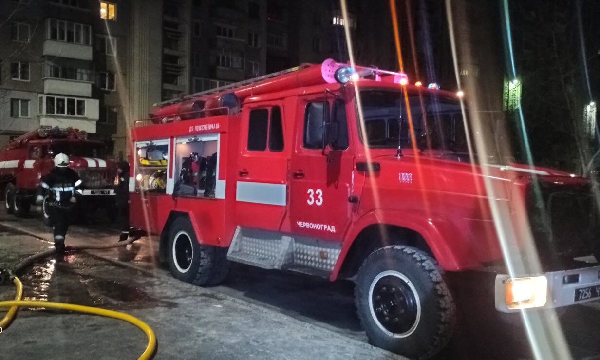 Львівська область: на пожежі в багатоповерхівці вогнеборці врятували жінку та вивели на свіже повітря чоловіка