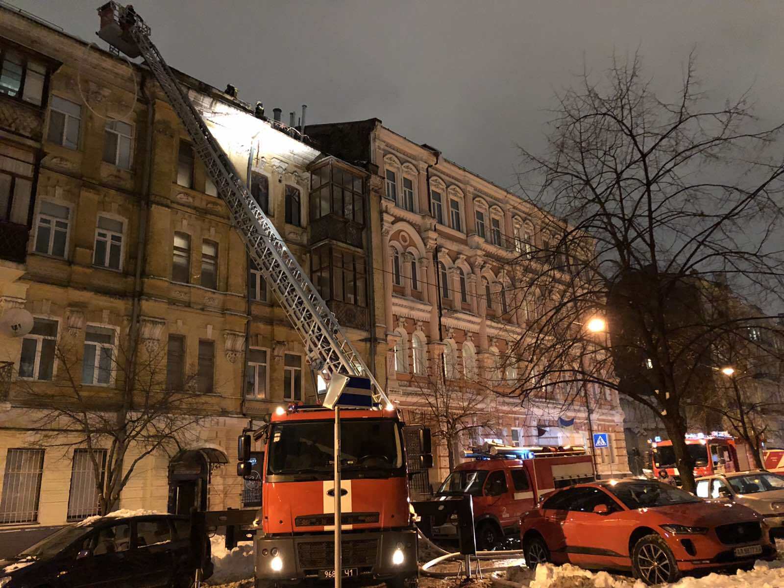 м. Київ: рятувальники ліквідували загоряння на даху житлового будинку