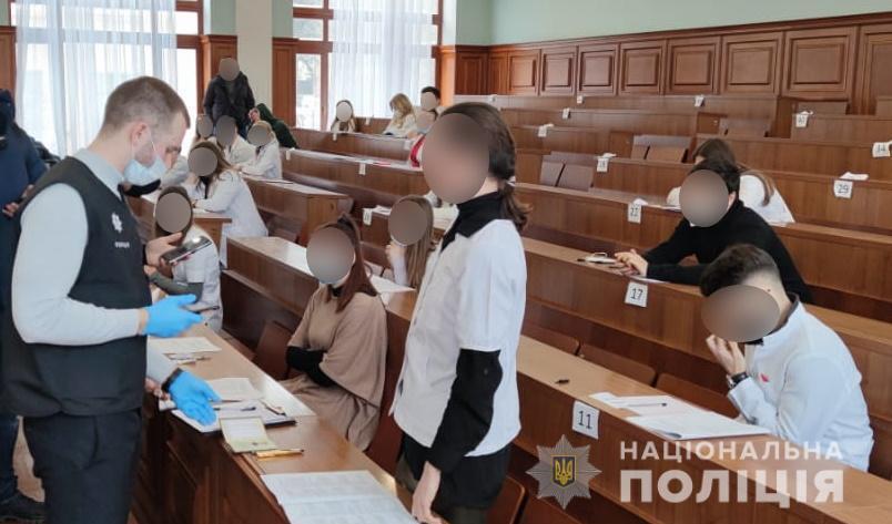 Правоохоронці Київщини викрили злочинне угруповання осіб, які допомагали медикам-студентам успішно скласти іспити