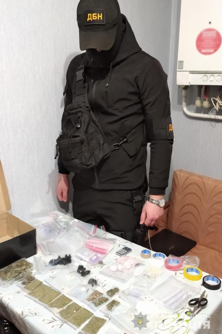 На Полтавщині поліцейські викрили двох товаришів у системному збуті наркотиків та психотропів 