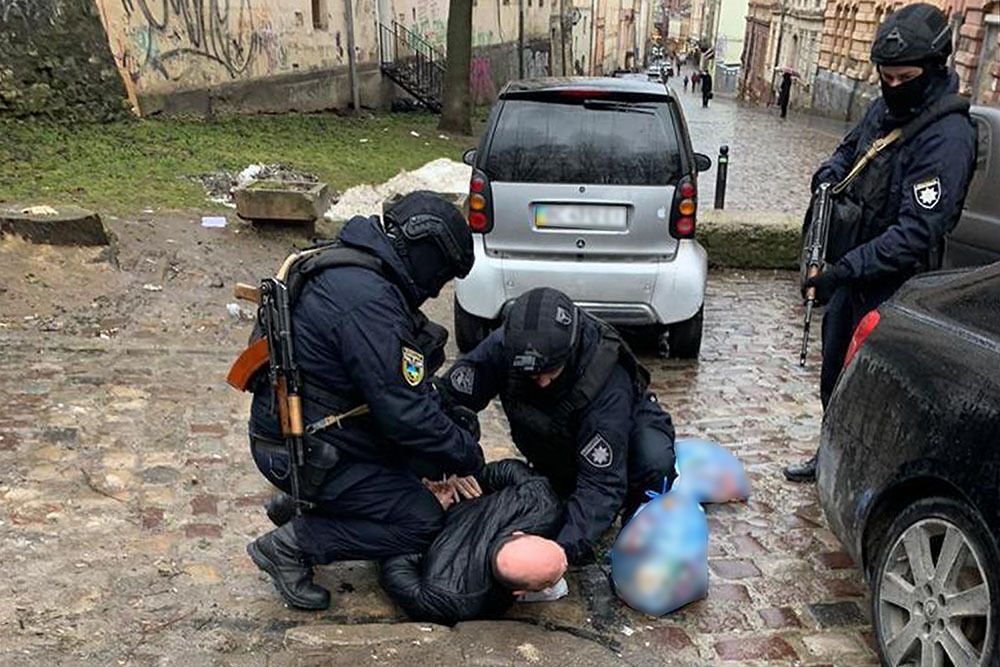 Оперативники викрили злочинну групу на збуті метадону та героїну