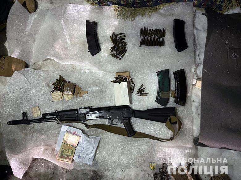 Правоохоронці затримали чоловіка за незаконний продаж вогнепальної зброї та гранат на території Києва