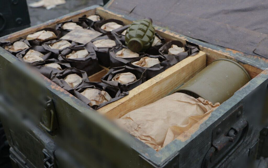 В Маріуполі правоохоронці вилучили великий схрон боєприпасів