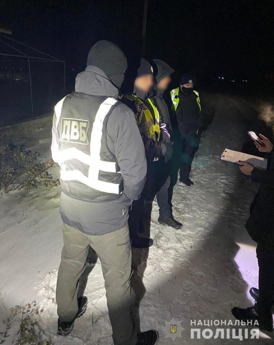 Внутрішня безпека викрила співробітника хмельницької поліції на «зливі» інформації