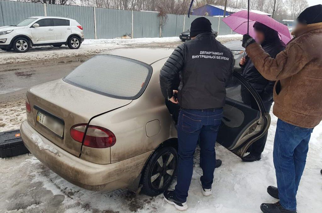 Внутрішня безпека Нацполіції викрила поліцейського Київщини на вимаганні 13 тисяч доларів хабаря