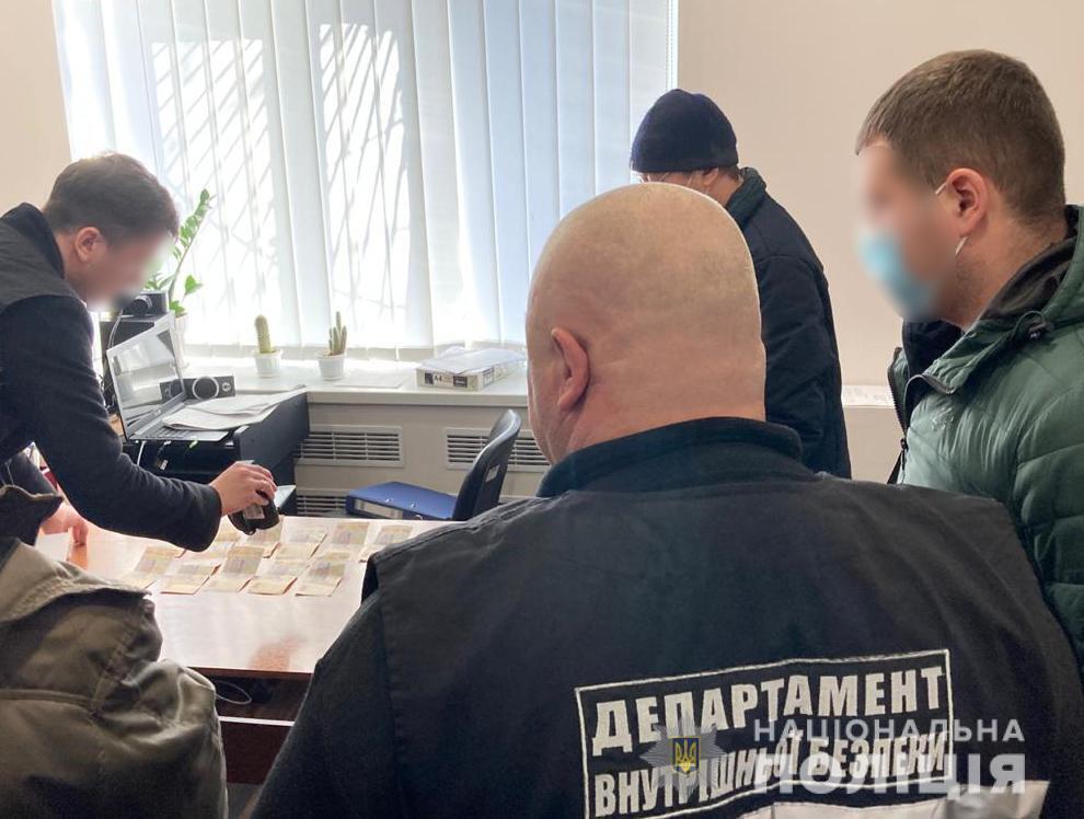 У Запорізькій області поліція затримала чоловіка на передачі хабаря поліцейському