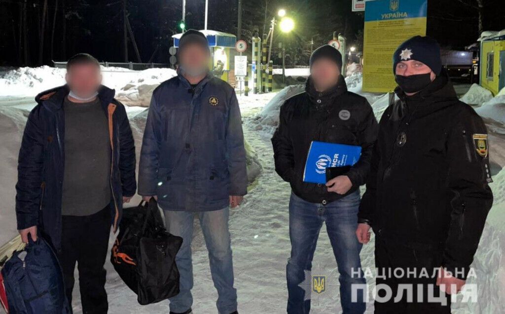 Поліцейські та міграційники примусово видворяють з України п’ятьох нелегалів із забороною в’їзду на вісім років