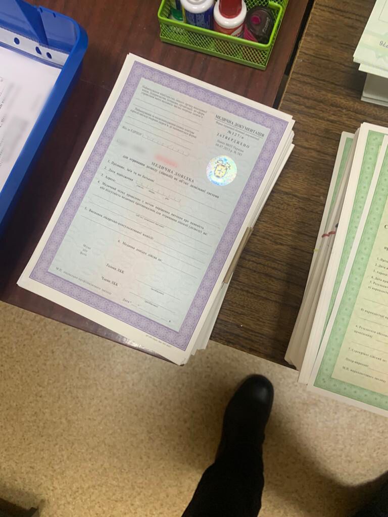 За організацію фіктивних медичних оглядів трьом особам повідомлено про підозру (ФОТО)