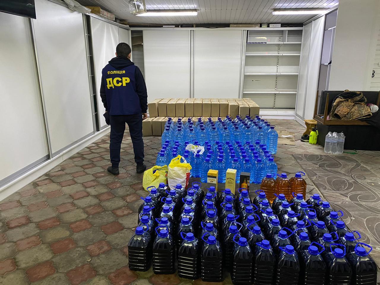 Підпільне виробництво алкогольних виробів — судитимуть трьох членів організованої групи (ВІДЕО, ФОТО)