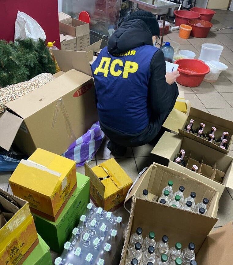 Підпільне виробництво алкогольних виробів — судитимуть трьох членів організованої групи (ВІДЕО, ФОТО)