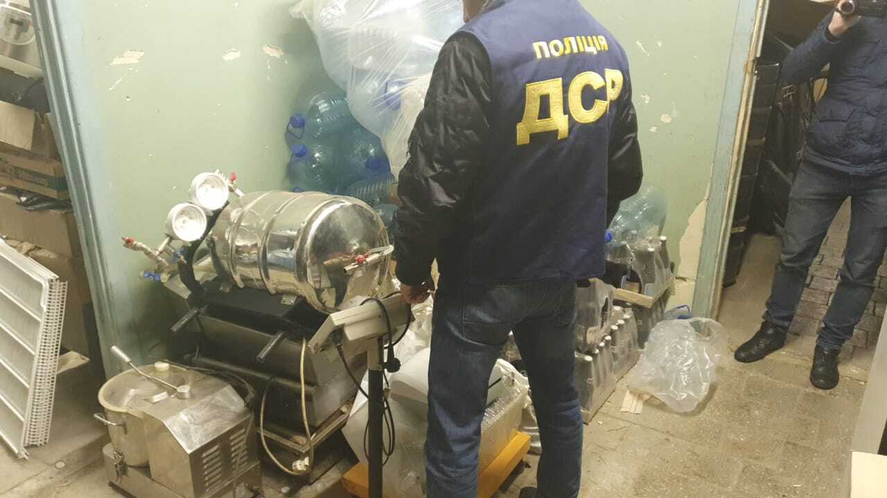 Підпільне виробництво алкогольних виробів — судитимуть трьох членів організованої групи (ВІДЕО, ФОТО)