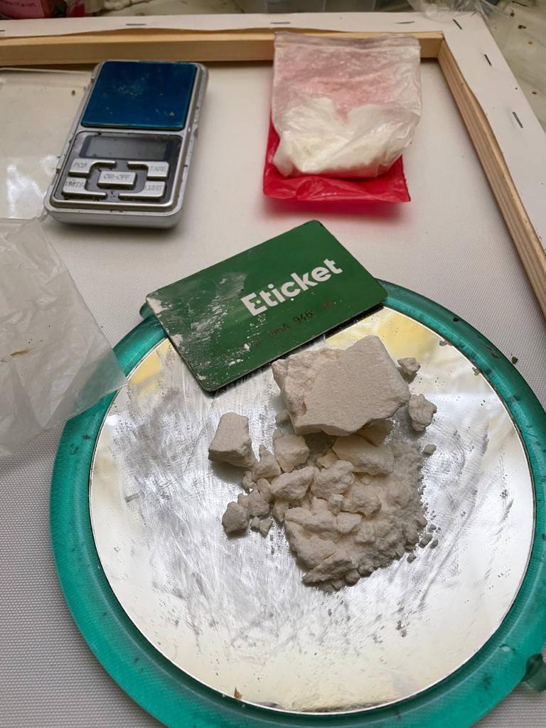 Незаконний збут наркотичних засобів – жінці повідомлено про підозру (фото)