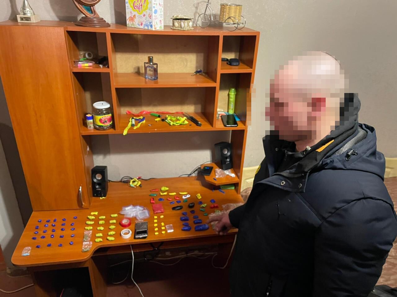 Вилучено понад 700 згортків з наркотиками: двом особам повідомлено про підозру (ФОТО)