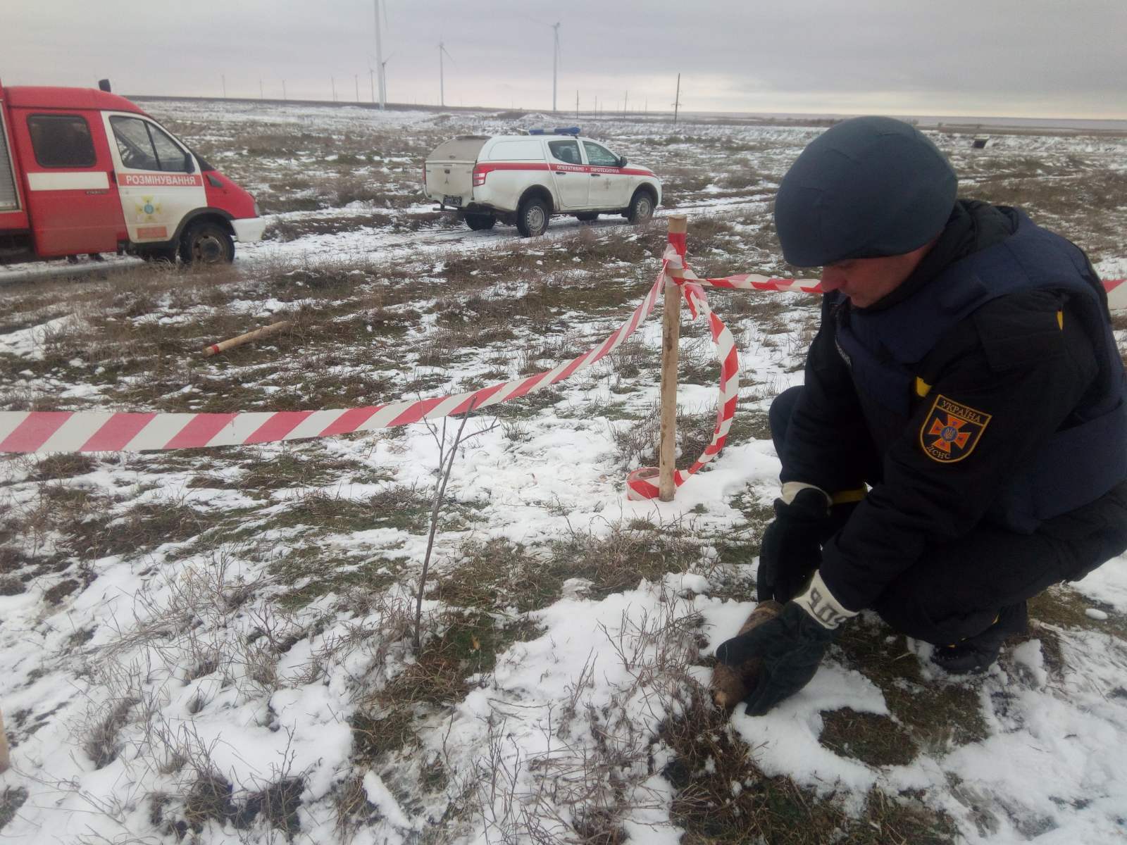 На Херсонщині піротехніки обласної ДСНС знищили артснаряд часів минулих війн