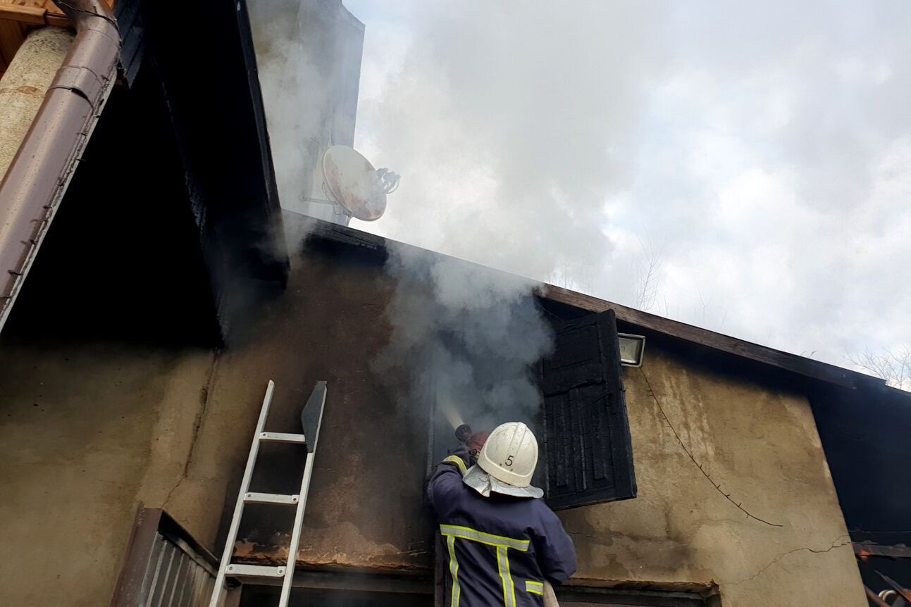 На Хмельниччині вогнеборці ліквідували пожежу господарчої будівлі