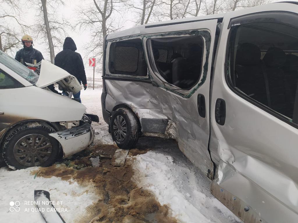 На Тернопільщині поліція встановлює обставини ДТП, в якій травмувалося семеро людей