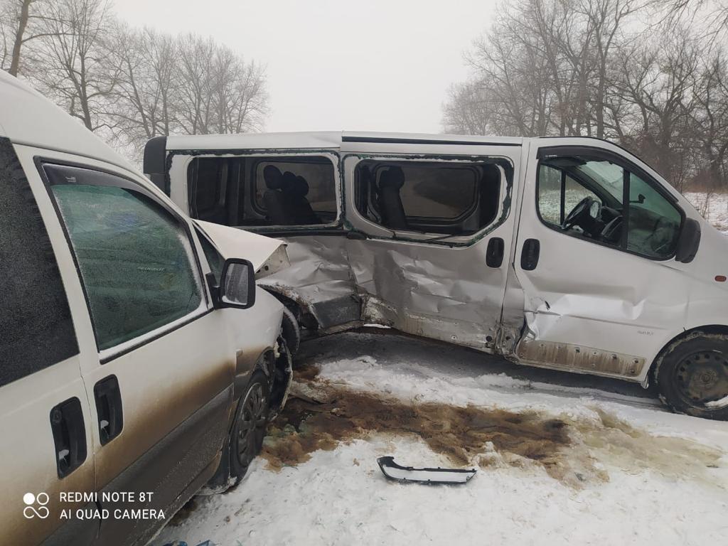 На Тернопільщині поліція встановлює обставини ДТП, в якій травмувалося семеро людей