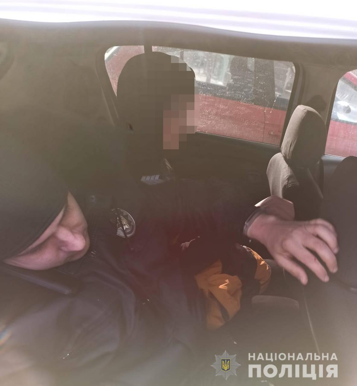 У Білгороді-Дністровському поліцейські по гарячих слідах затримали молодика, який пограбував підлітка
