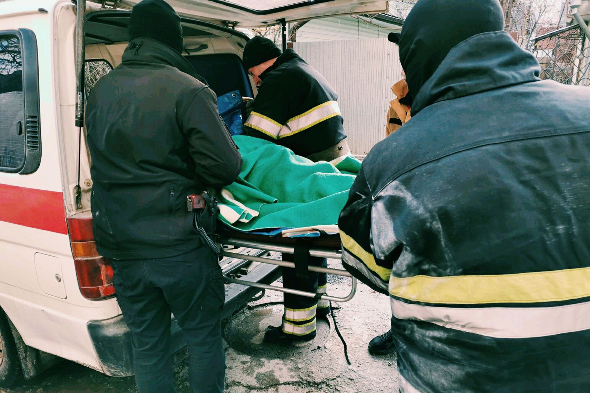 Хмельницька область: у Кам`янці-Подільському рятувальники допомогли відчинити двері квартири, в якій знаходилась хвора жінка