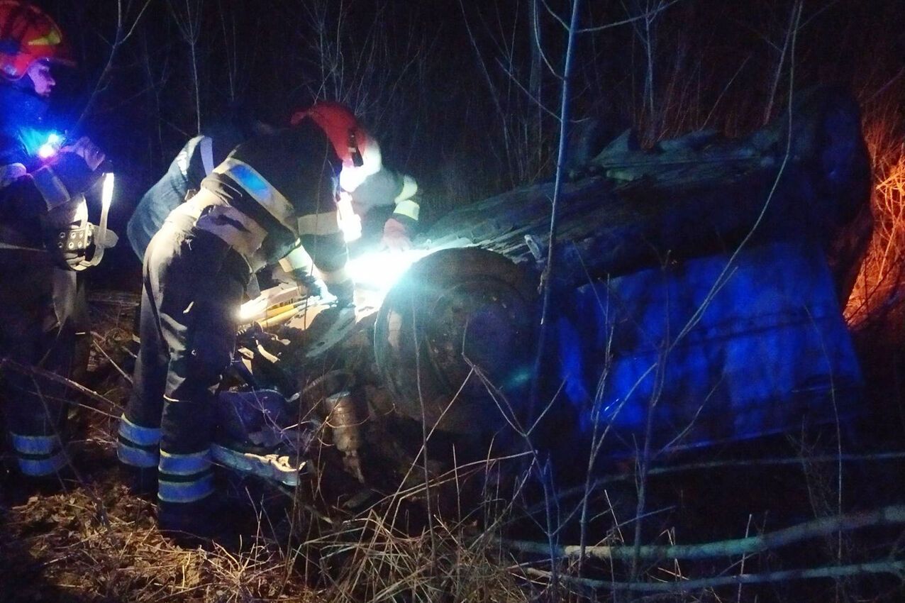 Хмельницька область: надзвичайники ліквідували наслідки ДТП в якій травмувалося троє людей