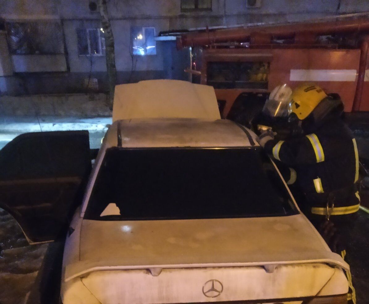м. Харків: рятувальники ліквідували пожежу в автомобілі