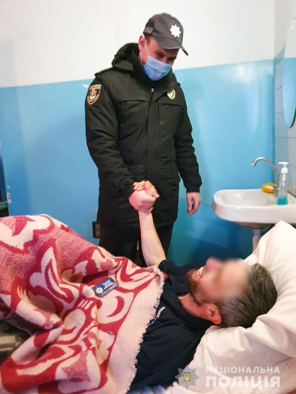 На Миколаївщині дільничний врятував киянина, який провалився в колодязь і понад п’ять годин кликав по допомогу