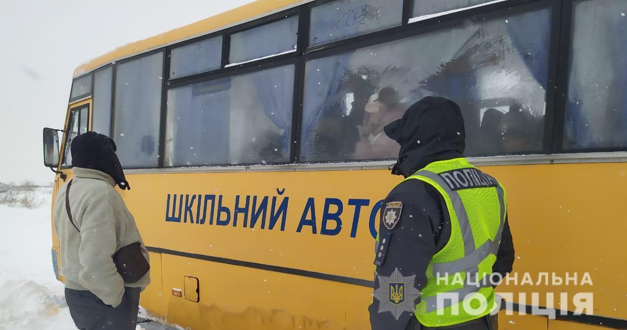 Поліцейські Львівщини допомагають учасникам дорожнього руху, які потрапили у складні ситуації через негоду