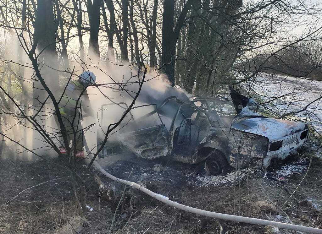 Херсонщина: нововоронцовські рятувальники гасили палаючий автомобіль