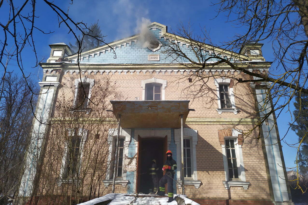 Хмельницька область: рятувальники ліквідували пожежу недіючої адміністративної будівлі