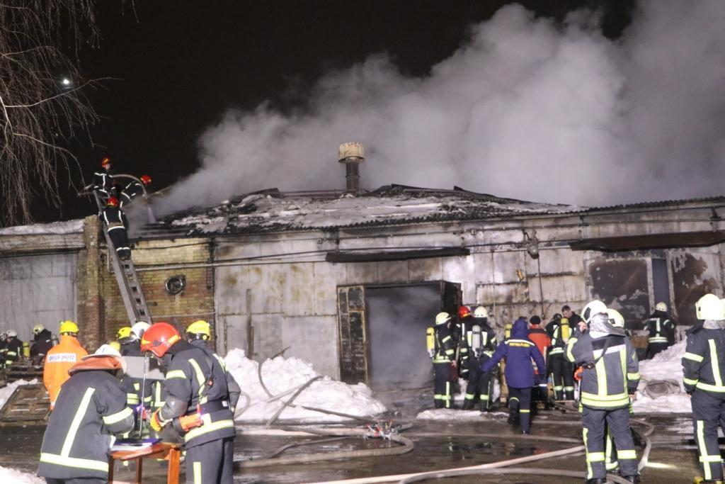 Столичні вогнеборці ліквідували пожежу у складській будівлі