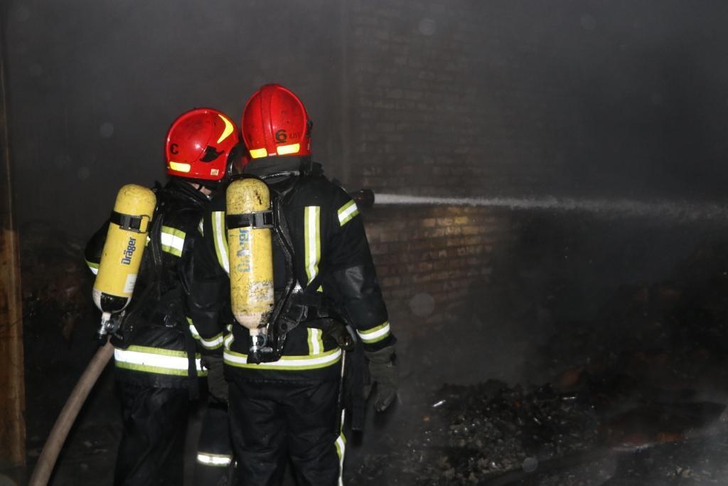 Столичні вогнеборці ліквідували пожежу у складській будівлі
